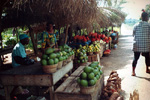 ガーナ国のクマシ市とアクラ市を結ぶ国道沿いの簡易マーケット